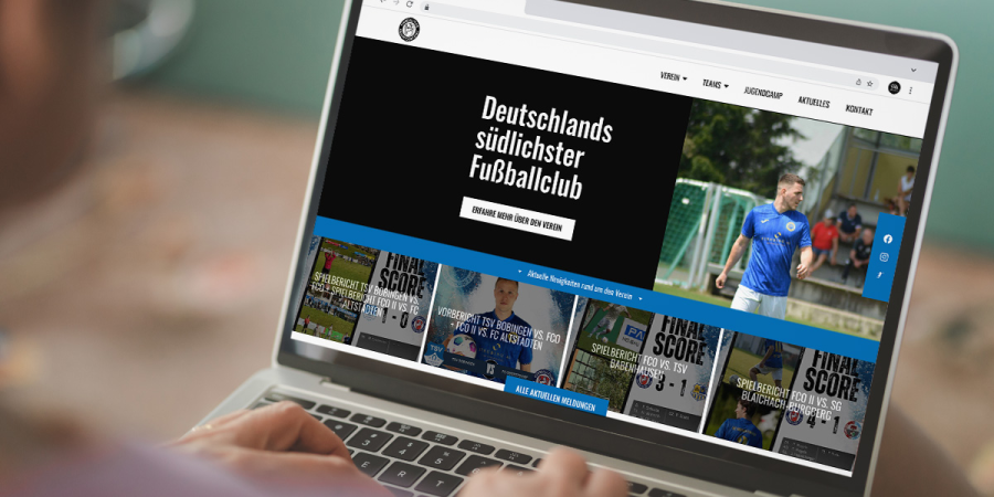 Ein Mann sieht sich auf seinem Laptop die Website des FC Oberstdorf an