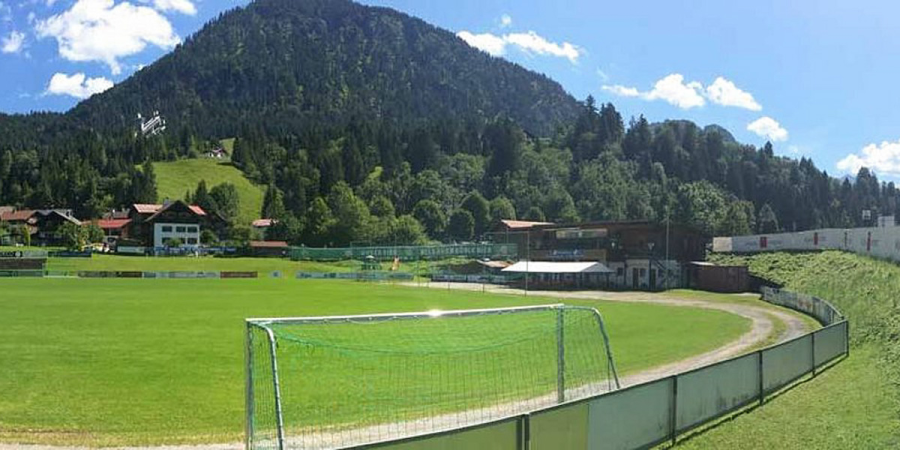 Das Fußballfeld des FC Oberstdorf mit Bergen im Hintergrund