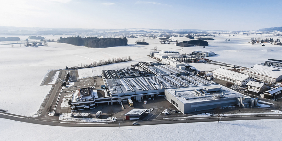 Luftaufnahme von MAHA in winterlicher Landschaft bei sonnigem Wetter