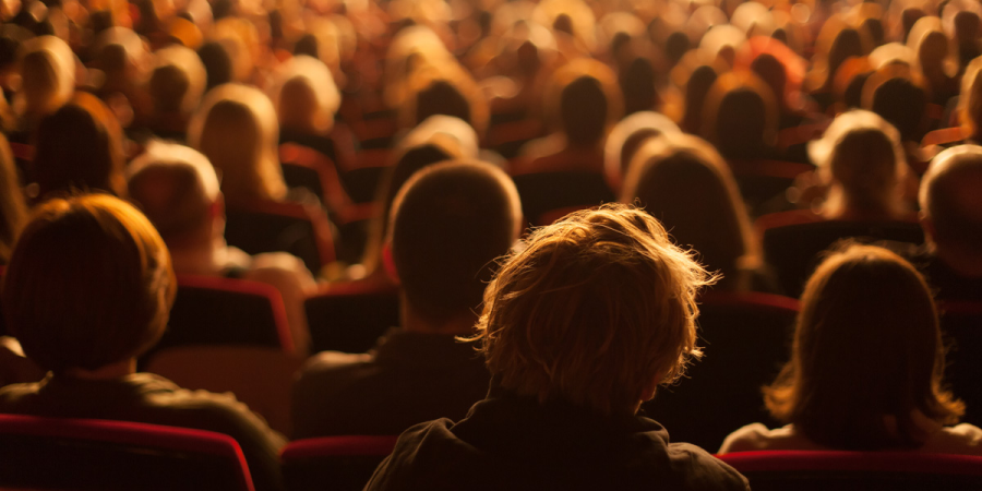 Publikum im Metropoltheater München das gespannt zur Bühne 