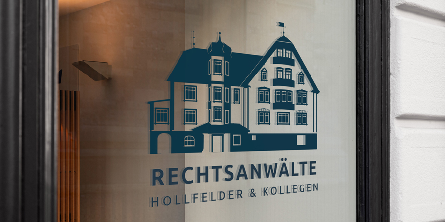 Logo der Anwaltskanzlei Hollfelder und Kollegen auf einer Glasscheibe