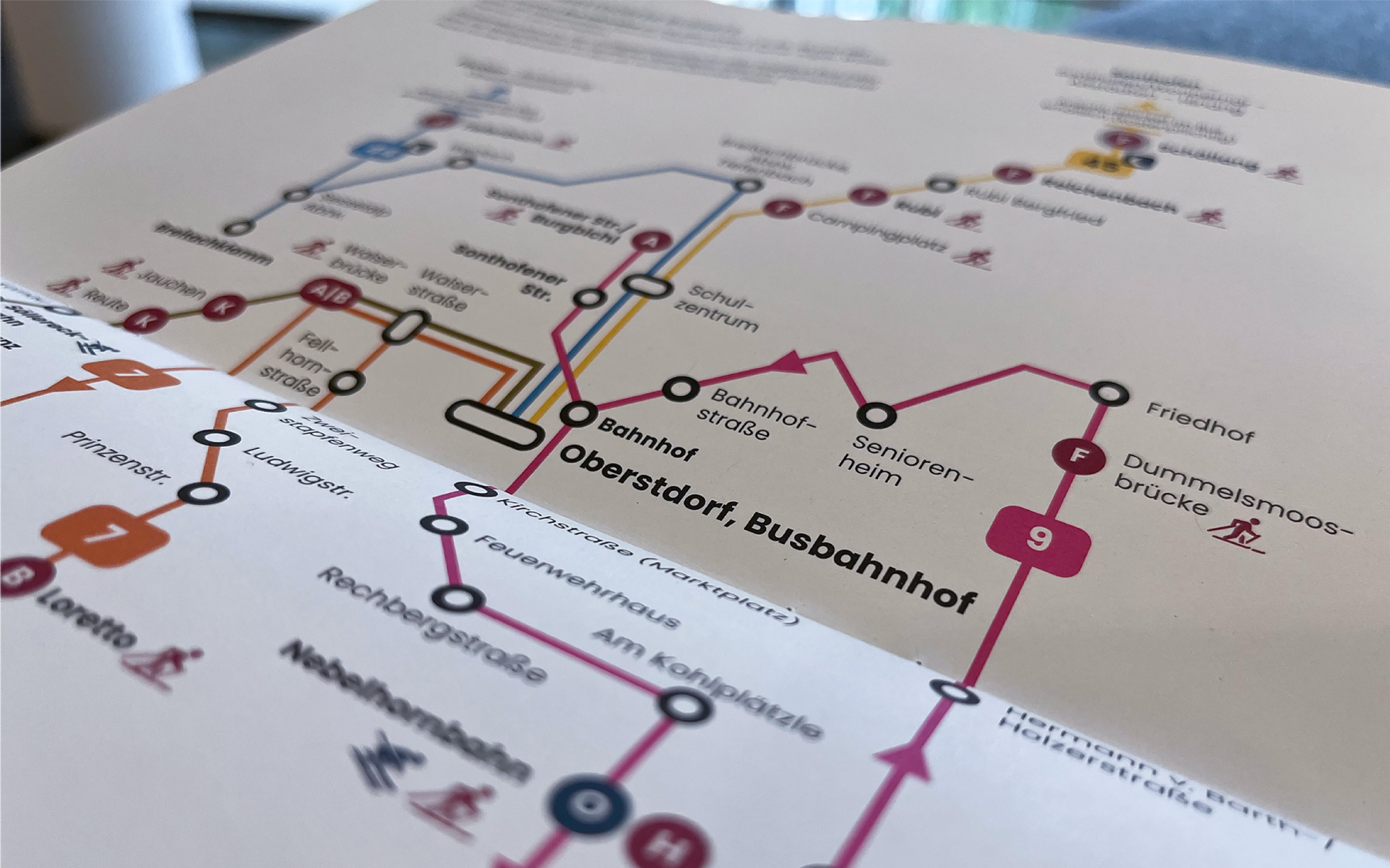 Eine Karte der Busverbindungen in Oberstdorf, die die verschiedenen Linien und Stationen übersichtlich darstellt